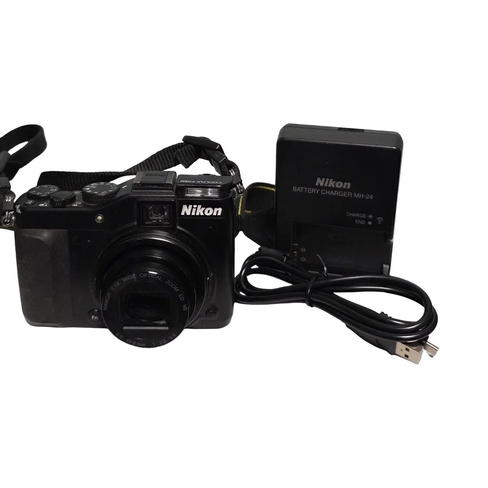 Nikon COOLPIX P7000 10.1MP Digital Camera - Black Charger Cable 16GB SD Card